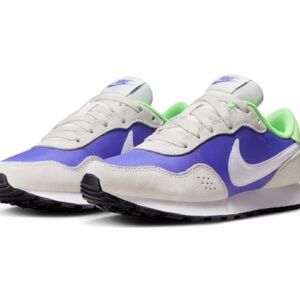 New* with no tag* Nike MD Big Kids 🔵🟢⚪️ women size 8
